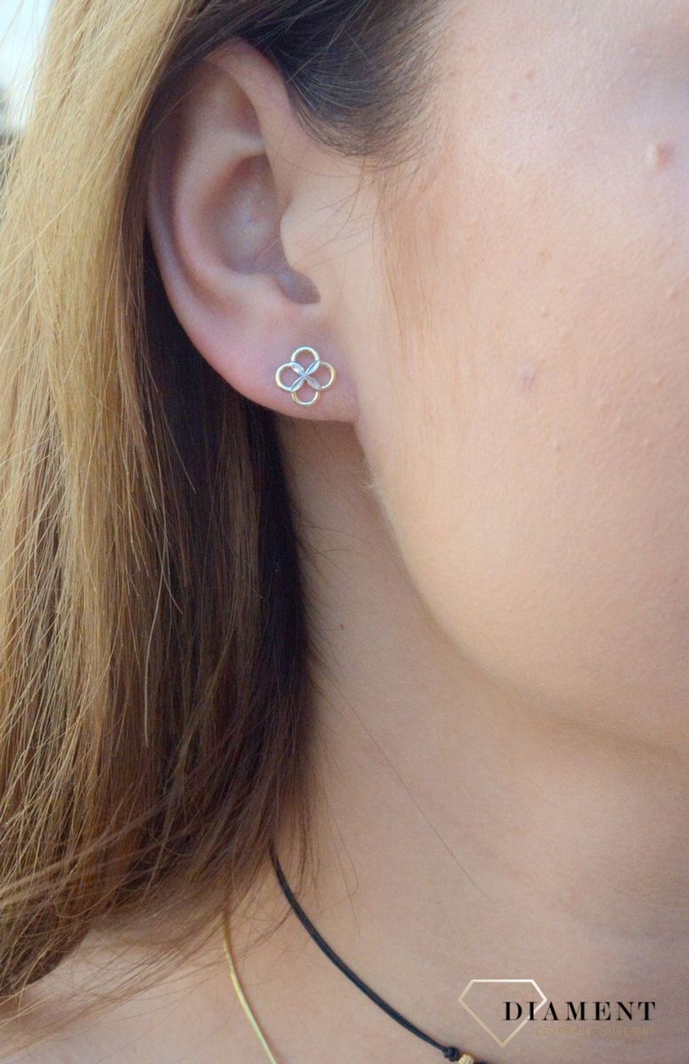 Złote kolczyki kwiatki próba 333 wkrętki KL 5699 333. Połączenie białego i żółtego złota pięknie wyróżni się na uchu. Kolczyki urzekają delikatną i prostą formą, Na prezent..jpg